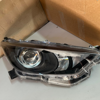 Faro ant dx Toyota Yaris e Mazda