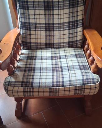 Due poltrone in legno con cuscini sfoderabili