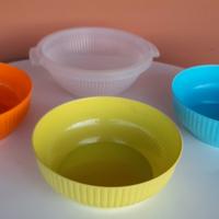 ciotole in plastica e scolapasta 