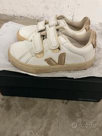 Scarpe da bambino Veja in pelle con strappi n.29.