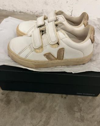 Scarpe da bambino Veja in pelle con strappi n.29.