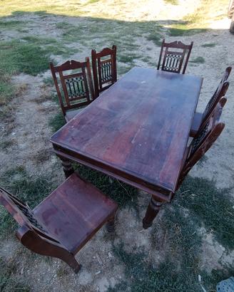 Tavolo in legno con sedie