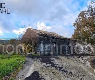 Terreno 10.000 mq con rustici a sant'alfio