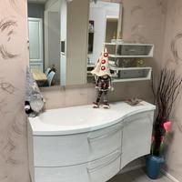 Mobile da bagno con lavabo e specchio