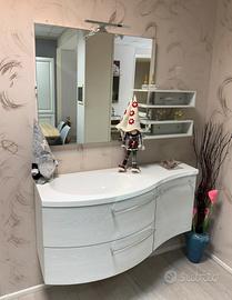 Mobile da bagno con lavabo e specchio