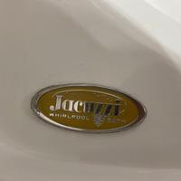 Vasca jacuzzi ad angolo