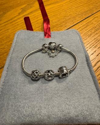 Bracciale originale Pandora con charms e chiusura