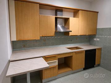 Cucina con lavastoviglie e frigorifero