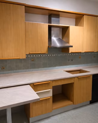 Cucina con lavastoviglie e frigorifero