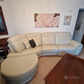 Divano in pelle,  poltrona relax, pouff e cuscini.