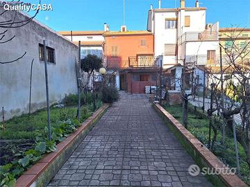 Casa abbinata con garage e giardino centro Chiarav
