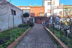 Casa abbinata con garage e giardino centro Chiarav