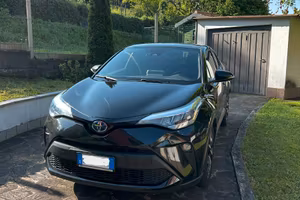 Toyota C-HR 2.0 Hybrid da 184 CV Lounge nera