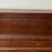 Pianoforte verticale in legno di noce