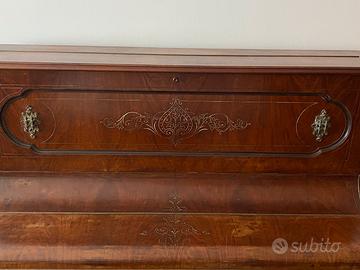 Pianoforte verticale in legno di noce