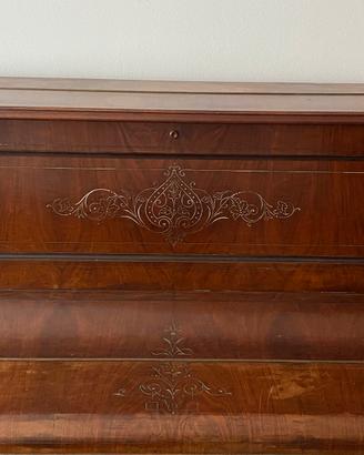 Pianoforte verticale in legno di noce