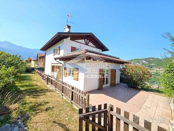 Villa di 300 m² con più di 5 locali e box auto dop