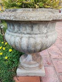 Vasi in calice in cemento