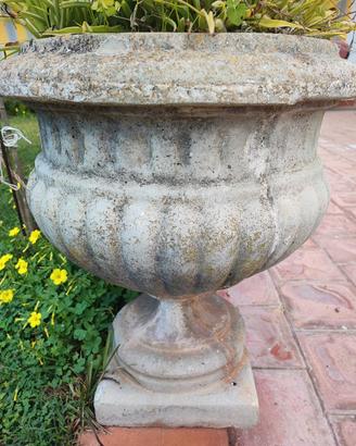 Vasi in calice in cemento