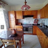 Cucina componibile con tavolo e sedie