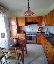 Cucina componibile con tavolo e sedie