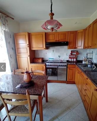 Cucina componibile con tavolo e sedie