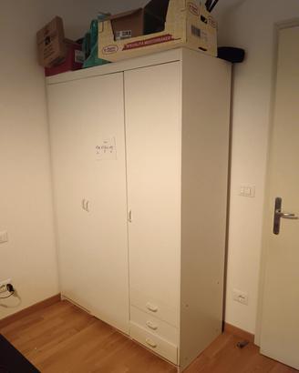 armadio bianco con cassettiera