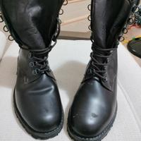 Anfibi marroni con lacci e suola in gomma.