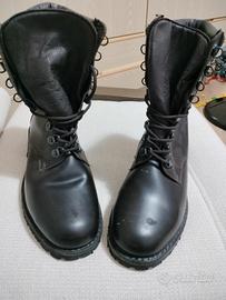 Anfibi marroni con lacci e suola in gomma.