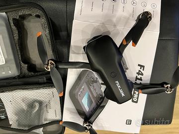 drone con radiocomando e schermo