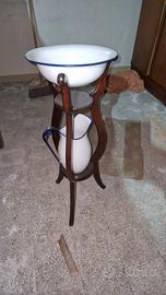 antico mobiletto con caraffa lavamani