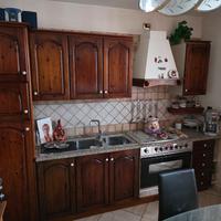 Cucina in legno con frigorifero a incasso