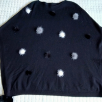 Poncho nero con pon pon