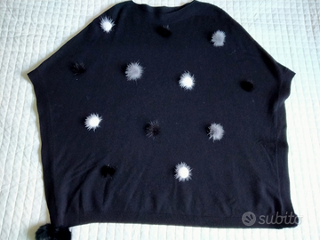 Poncho nero con pon pon