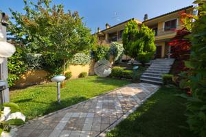 VILLA A SCHIERA A TIVOLI