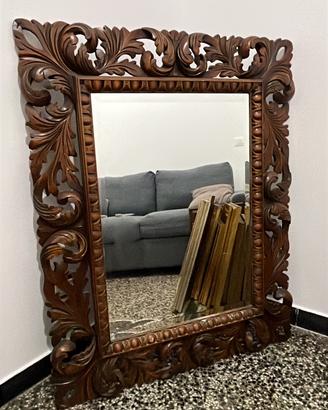 Specchio antico con cornice in legno intagliato