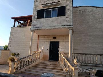 VILLA CON PISCINA, TERRENO E AMPIO BOX AUTO