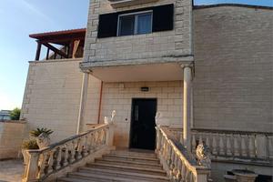 VILLA CON PISCINA, TERRENO E AMPIO BOX AUTO