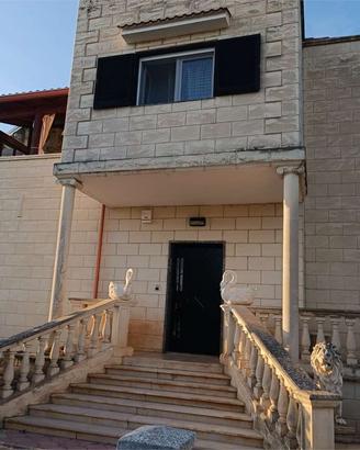 VILLA CON PISCINA, TERRENO E AMPIO BOX AUTO