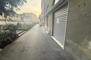 NEGOZIO A GENOVA