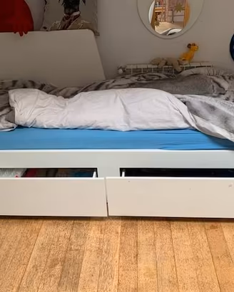 Camerina composta da letto, armadio e scrivania