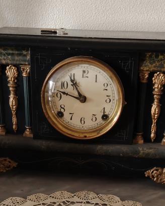 Antico orologio a pendolo