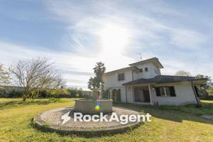 Villa di 328 m² con più di 5 locali e box auto a V
