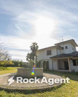 Villa di 328 m² con più di 5 locali e box auto a V