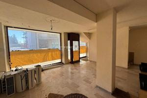 SPAZIOSO NEGOZIO SU DUE LIVELLI DA PERSONALIZZARE