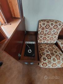Divano vintage con giradischi
