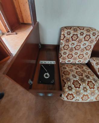 Divano vintage con giradischi