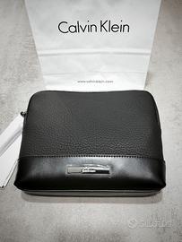 Pochette in similpe con polsiera Calvin Klein nero