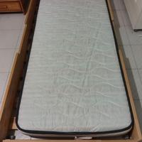 Letto legno, mobiletto bagno e altri accessori