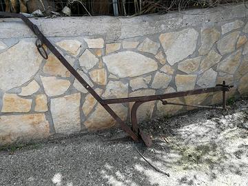 Antico vecchio aratro civiltà contadina pugliese